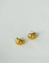 Load image into Gallery viewer, Chunky 18K Gold Apostrophe Earring
