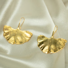 Load image into Gallery viewer, The FLOTUS Flower Earring
